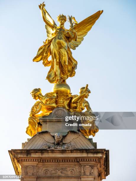 angelo d'oro - stazione di monument londra foto e immagini stock