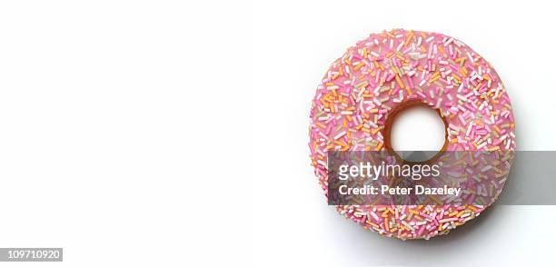 pink doughnut with copy space - doughnut - fotografias e filmes do acervo