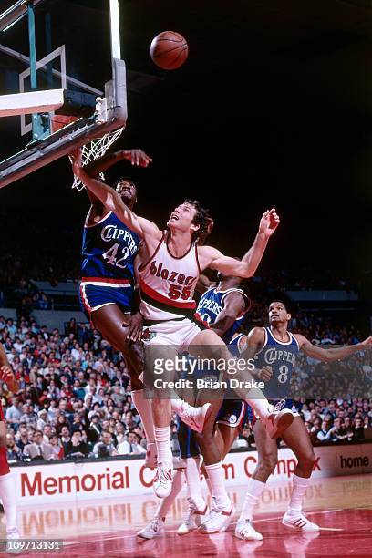 Harvey Catchings of the Los Angeles Clippers blocks a shot attempt by Kiki Vandeweghe of the Portland Trailblazers circa 1985 at the Veterans...