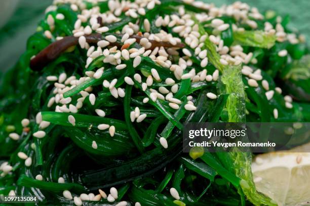 seaweed salad with sesame seeds - meeresalge stock-fotos und bilder