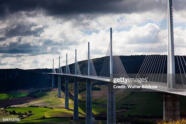 millau viaduct bridge - viaducto fotografías e imágenes de stock