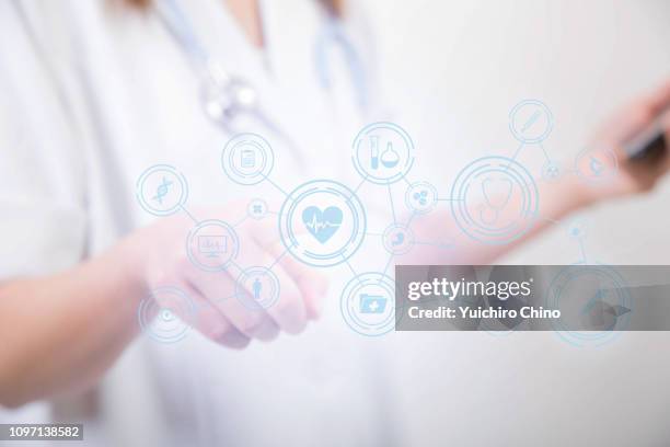 medical doctor showing the virtual dashboard interface - interactief stockfoto's en -beelden