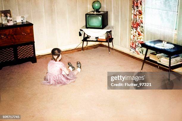 kleines mädchen vor dem ersten fernseher, retro-vintage-stil - vintage tv stock-fotos und bilder