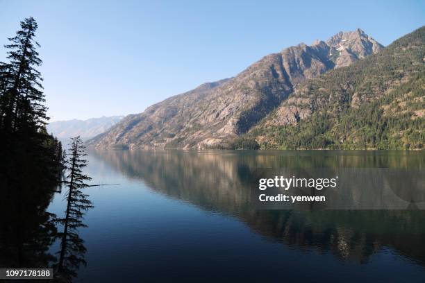 reflexion des chelan-sees in nordkaskaden - lake chelan stock-fotos und bilder