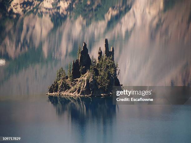 phantom barco island en crater lake, oregon - gauja national park fotografías e imágenes de stock