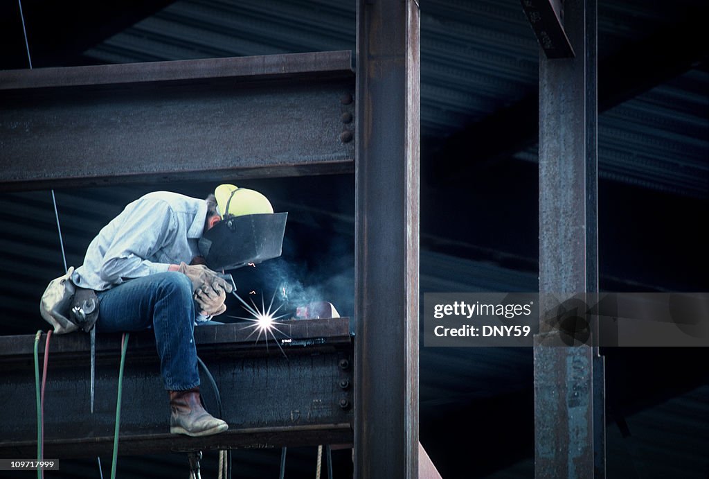 Homem de trabalho de construção de estrutura de edifício