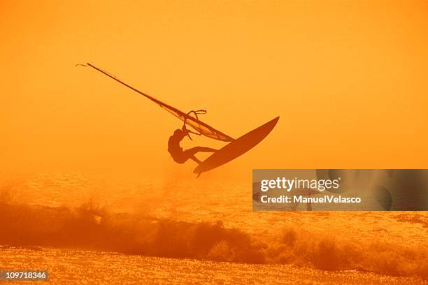 jump über die wellen - tarifa stock-fotos und bilder