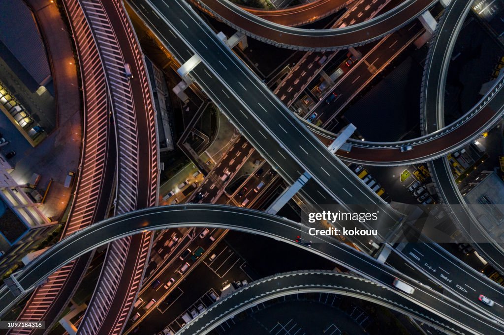 Nacht-Foto von kompliziert sich überschneidenden Autobahn.