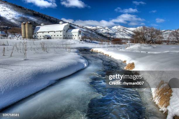 farm, nachdem der schneesturm. - park city utah stock-fotos und bilder