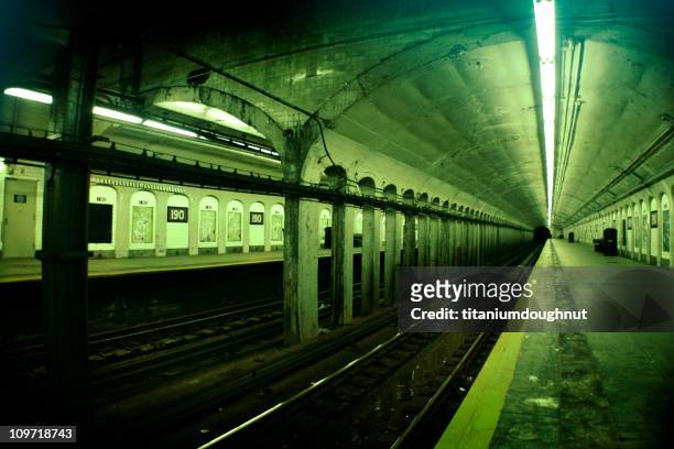 estación en 190th st. - new york subway train fotografías e imágenes de stock