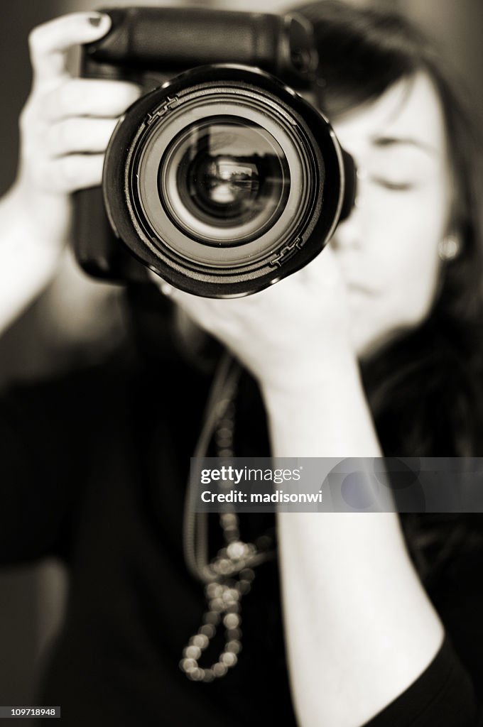 Femme prenant une Photo en noir et blanc