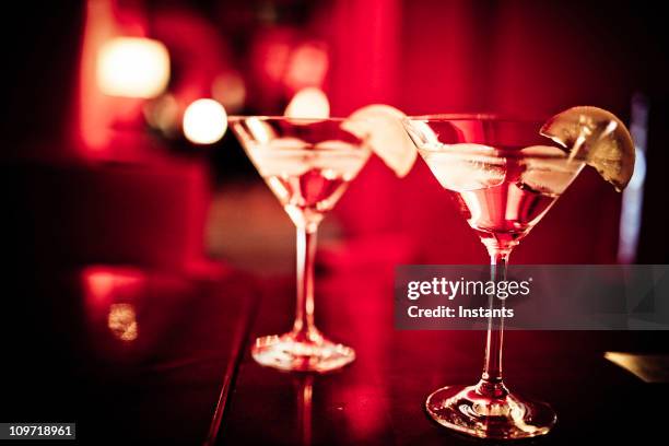 zwei martinis - aperitif stock-fotos und bilder