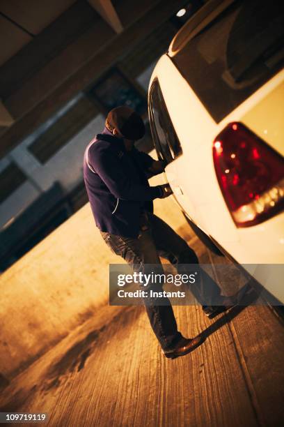 fahrzeug diebstahl - einbruch stock-fotos und bilder