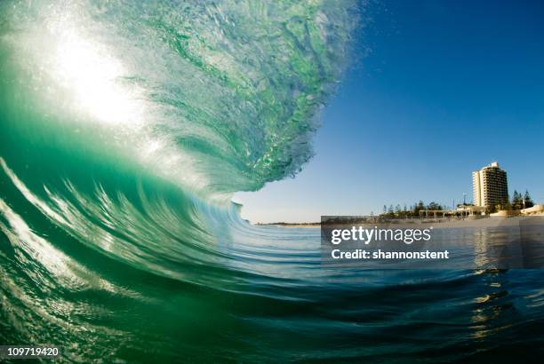 olas en la playa de scarborough - tsunami fotografías e imágenes de stock
