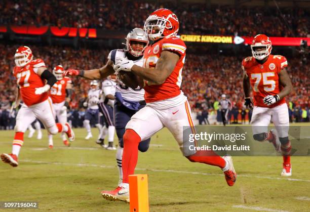 Damien Williams of the Kansas City Chiefs runs with the ball on his way to scoring a 23-yard receiving touchdown in the fourth quarter against the...