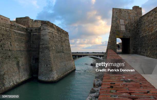 royal walls of ceuta, spain - moat 個照片及圖片檔