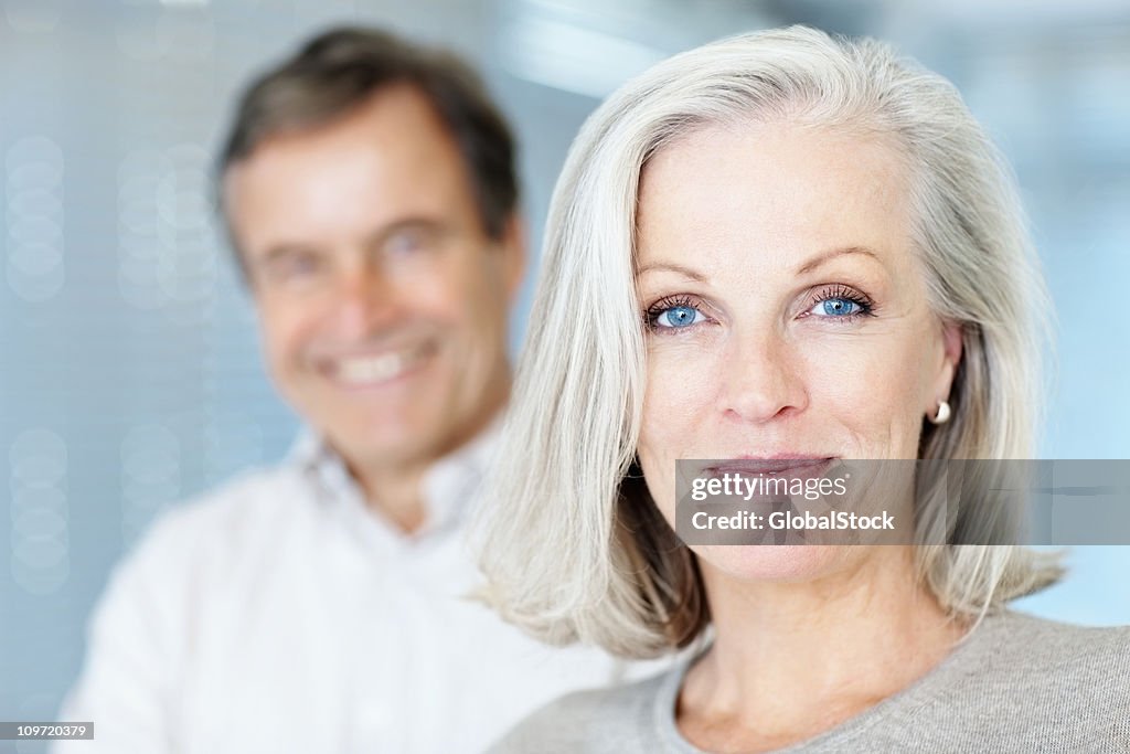 微笑む熟年女性、男性の背景