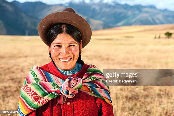 peruvian woman wearing national clothing, the sacred valley, cuz - perú 個照片及圖片檔