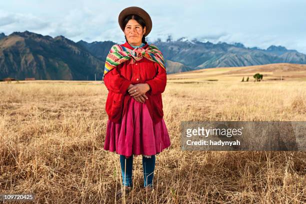 peruvian femme portant des vêtements, de la vallée sacrée - femme perou photos et images de collection