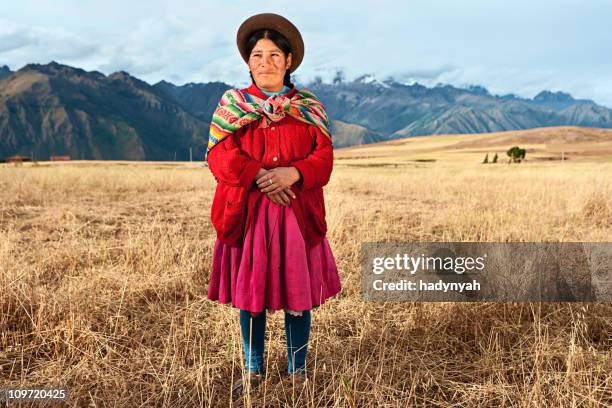 peruvian woman wearing national clothing, the sacred valley - peruvian culture stockfoto's en -beelden