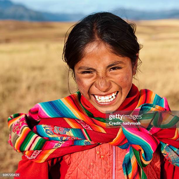 peruanische mädchen trägt-kleidung, das heilige tal - peruanische kultur stock-fotos und bilder