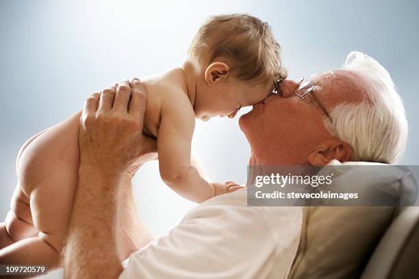 idoso a beijar seu neto - baby grandpa imagens e fotografias de stock