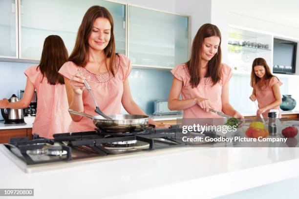 várias imagens de mulheres trabalhando na cozinha - day in the life series - fotografias e filmes do acervo