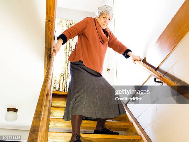 de edad avanzada y las escaleras: descendente - baranda fotografías e imágenes de stock