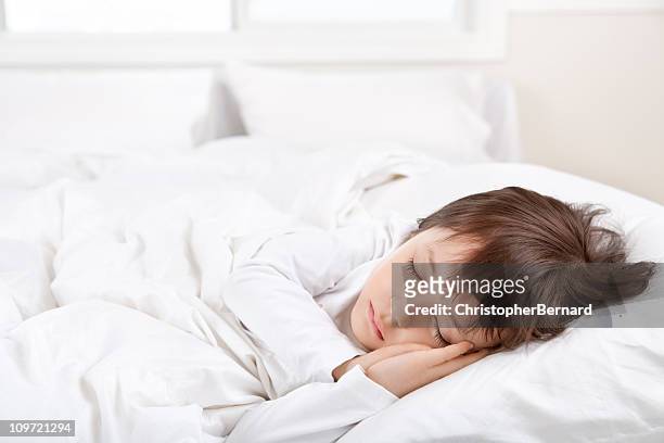 bambina che dorme a letto - materasso foto e immagini stock