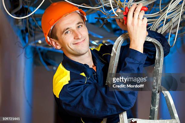 konstruktion handwerker auf der trittleiter befinden - electromonteur stock-fotos und bilder