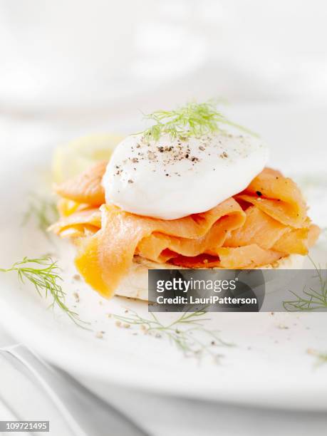 huevos benedict con salmón ahumado - escalfado fotografías e imágenes de stock