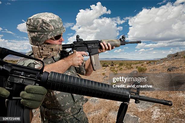 soldiers patrolling in desert - ar 15 stock pictures, royalty-free photos & images