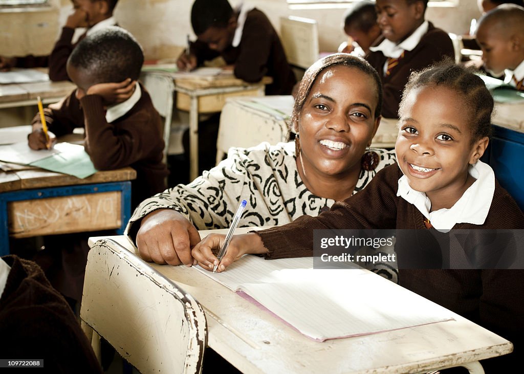 Afrikanische im Schulmädchen und Lehrer