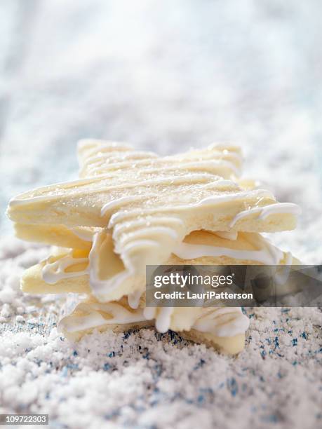biscuits au sucre en forme à la période de noël - biscuit au sucre photos et images de collection