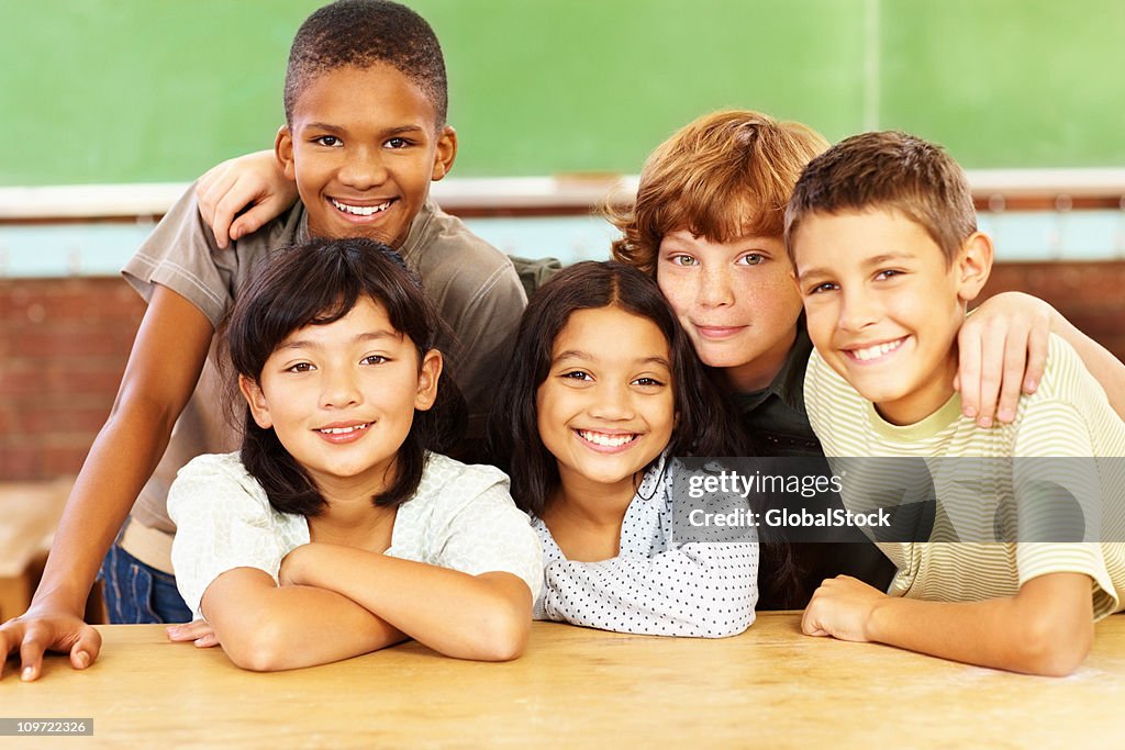 Groupe de petits enfants sourire ensemble