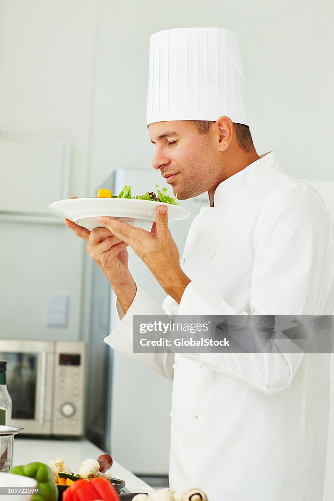 Junge Küchenchef Genießen Sie das aroma der Speisen