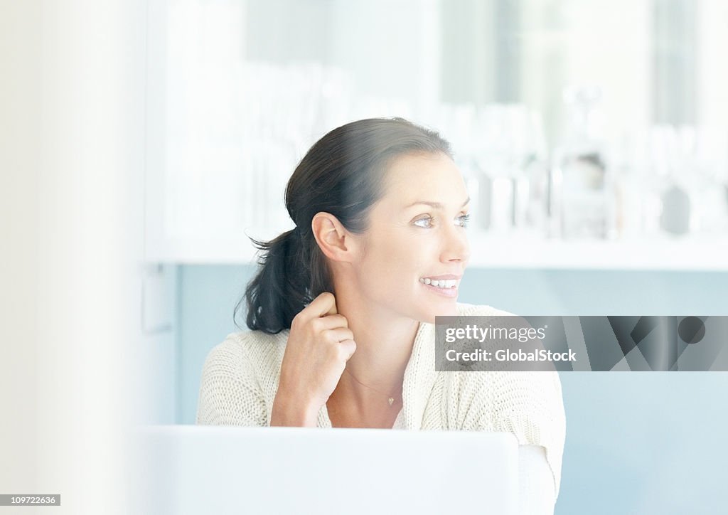 Do meio feliz idade mulher Pensando algo enquanto olhando para longe