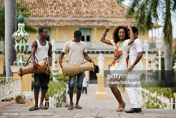 junge schwarze paar tanzen salsa - caribbean culture stock-fotos und bilder