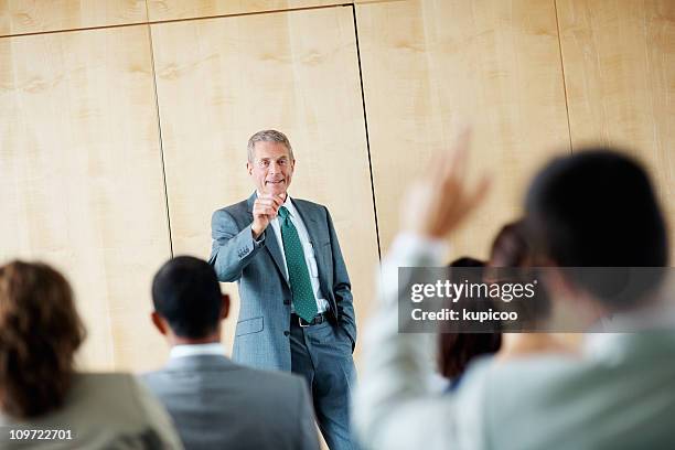 speaker answering a question at  business seminar - press conference of aap leader saurabh bhardwaj stockfoto's en -beelden