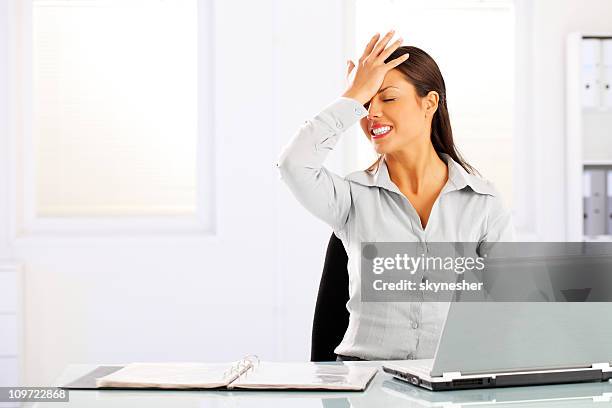 young woman remembered something sitting in the office. - reminder stockfoto's en -beelden