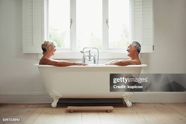 homem maduro feliz e mulher em uma banheira - couple bathtub - fotografias e filmes do acervo