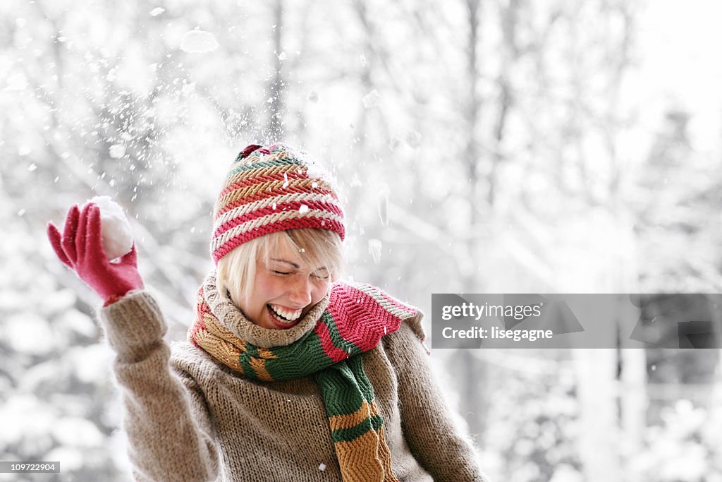Frau spielen mit Schnee