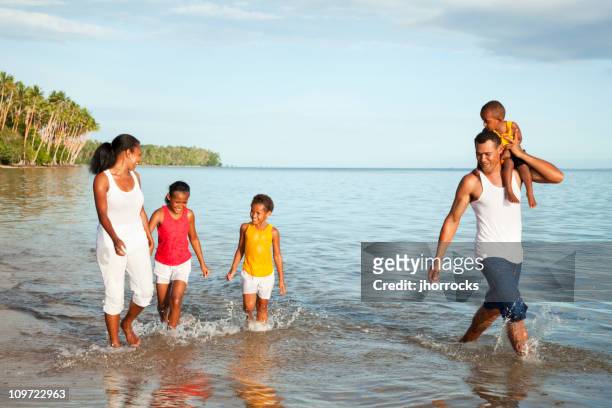 fidschianische familie am strand - fiji family stock-fotos und bilder