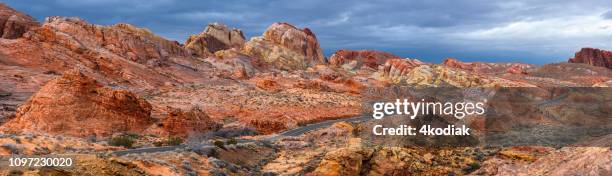empty desert road on red rock canyon panorama - área de protecção nacional red rock canyon imagens e fotografias de stock