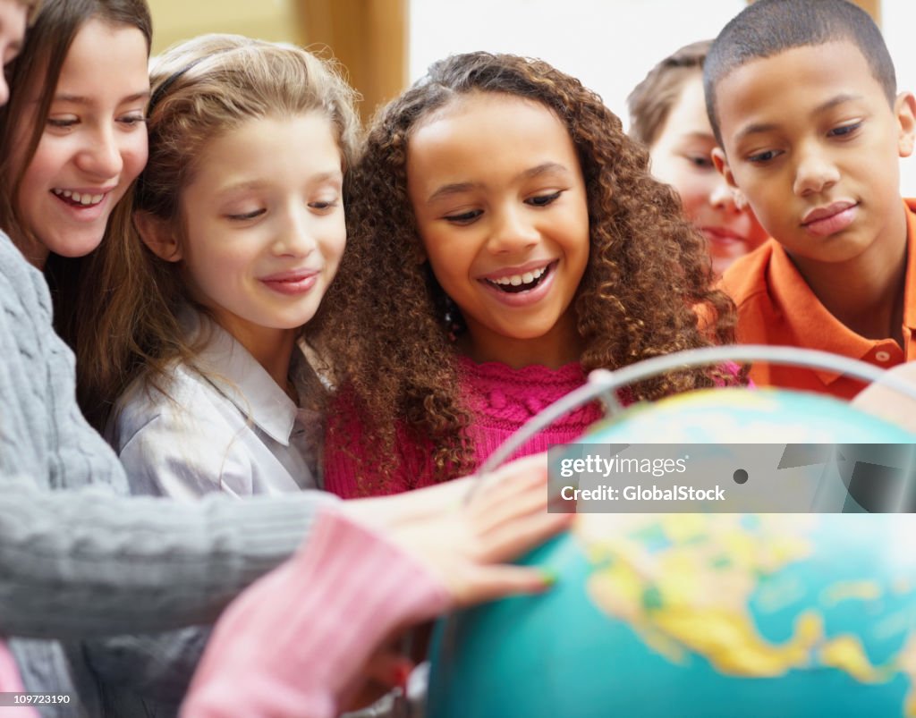 Klasse von Geografie Studenten in einem Globus