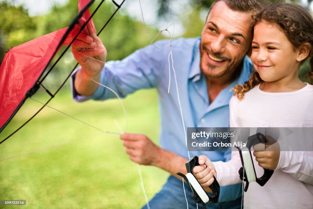 Padre e figlia volare un aquilone