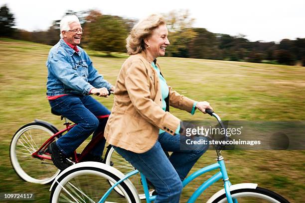 altes paar reiten fahrräder - old man bicycle stock-fotos und bilder