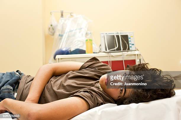 teenager in einem hospital emergency room - gingivitis stock-fotos und bilder