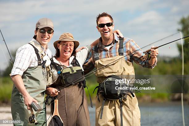 gruppe von glücklich freunden angeln - waders stock-fotos und bilder