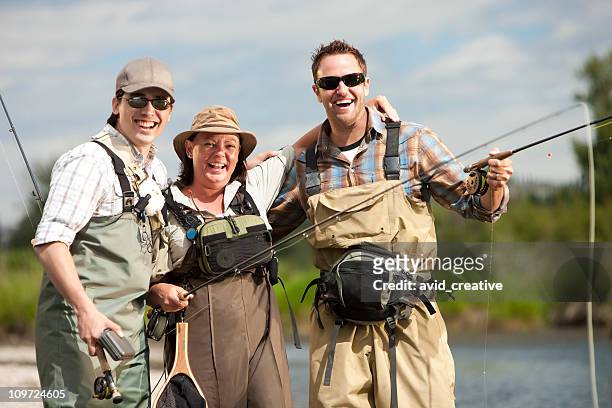 grupo prazer de amigos de pesca - waders imagens e fotografias de stock